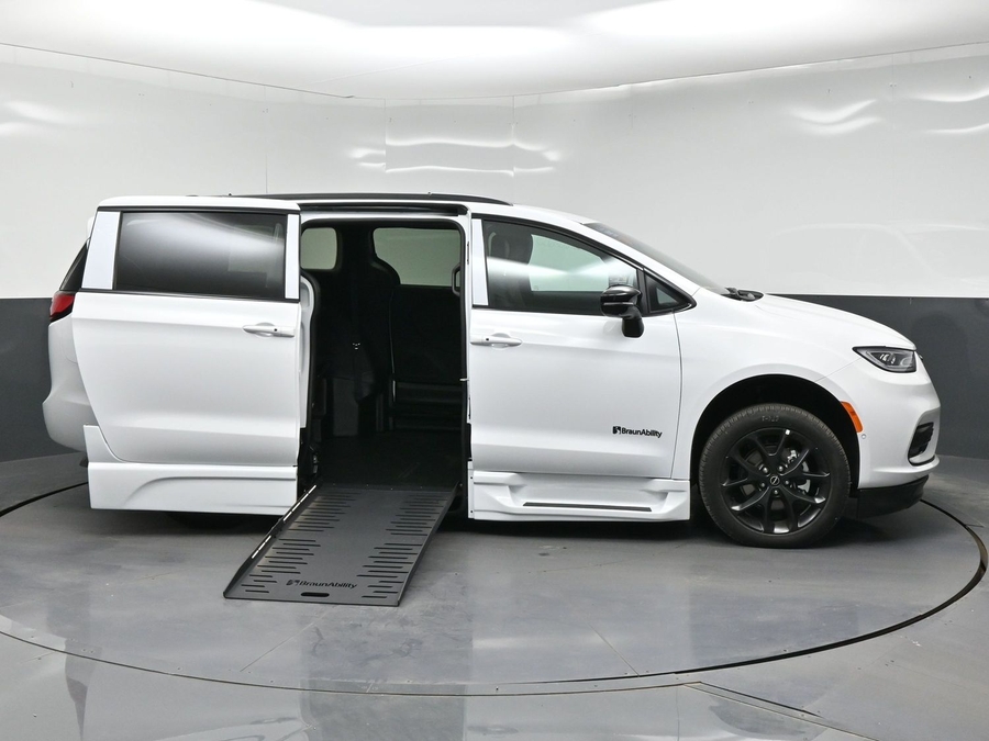 White Chrysler Pacifica image number 5