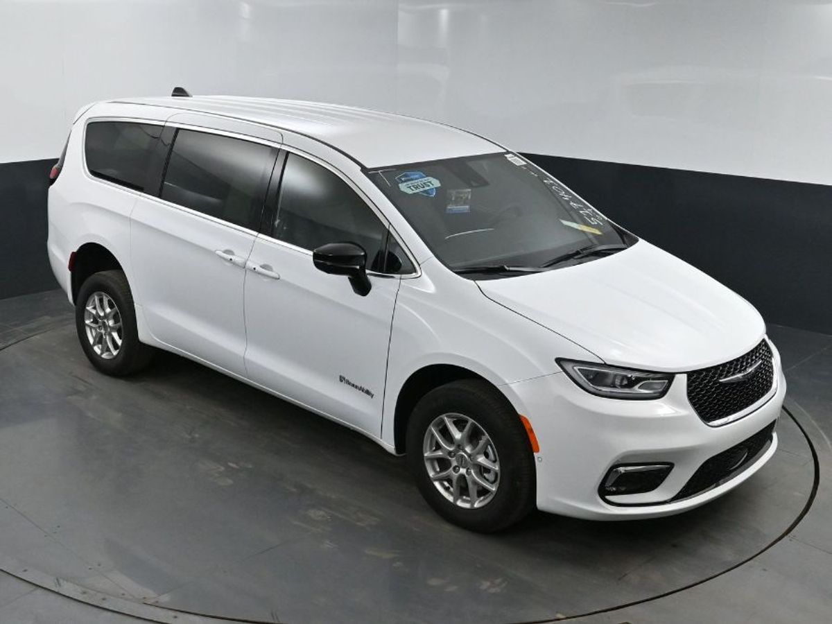 White Chrysler Pacifica image number 10
