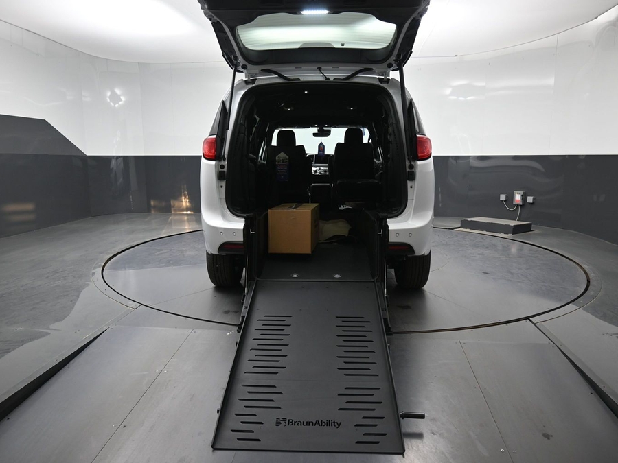 White Chrysler Voyager image number 6