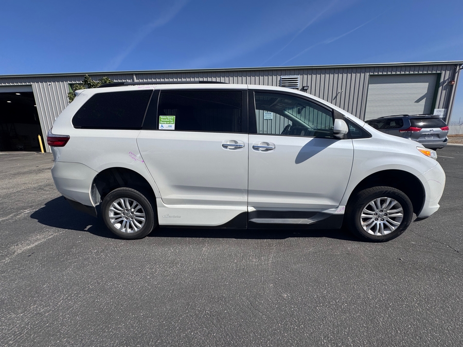  Toyota Sienna image number 9