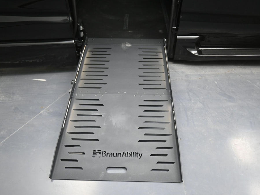 Black Chrysler Pacifica image number 10