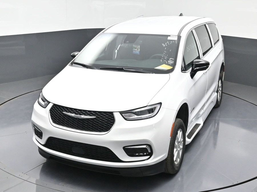 New 2025 Chrysler Pacifica Select Safety - BraunAbility Side Entry Entry In Floor Automatic Ramp