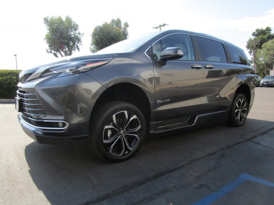 New 2025 Toyota Sienna Hybrid Platinum - BraunAbility Side Entry Entry Fold Out Automatic Ramp
