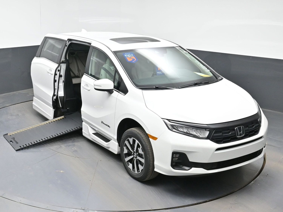 White Honda Odyssey image number 22