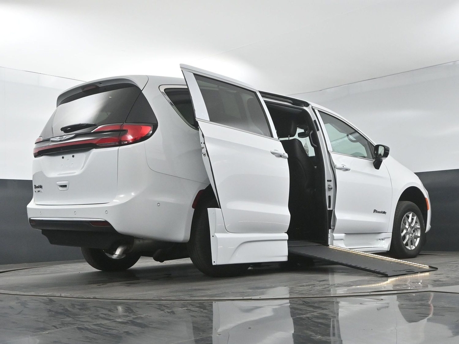 New 2025 Chrysler Pacifica Select Safety - BraunAbility Side Entry Entry In Floor Automatic Ramp