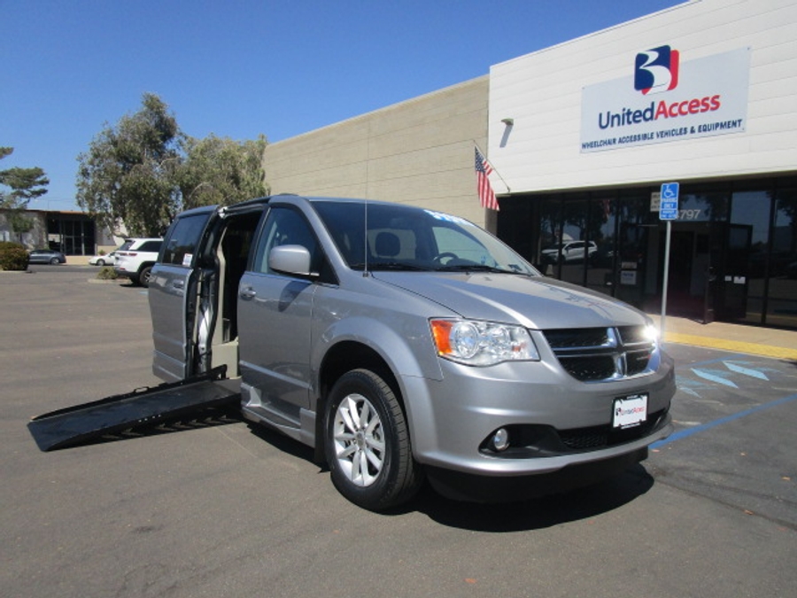 Used 2019 Dodge Grand Caravan SXT - Revability Side Entry Entry Fold Out Automatic Ramp