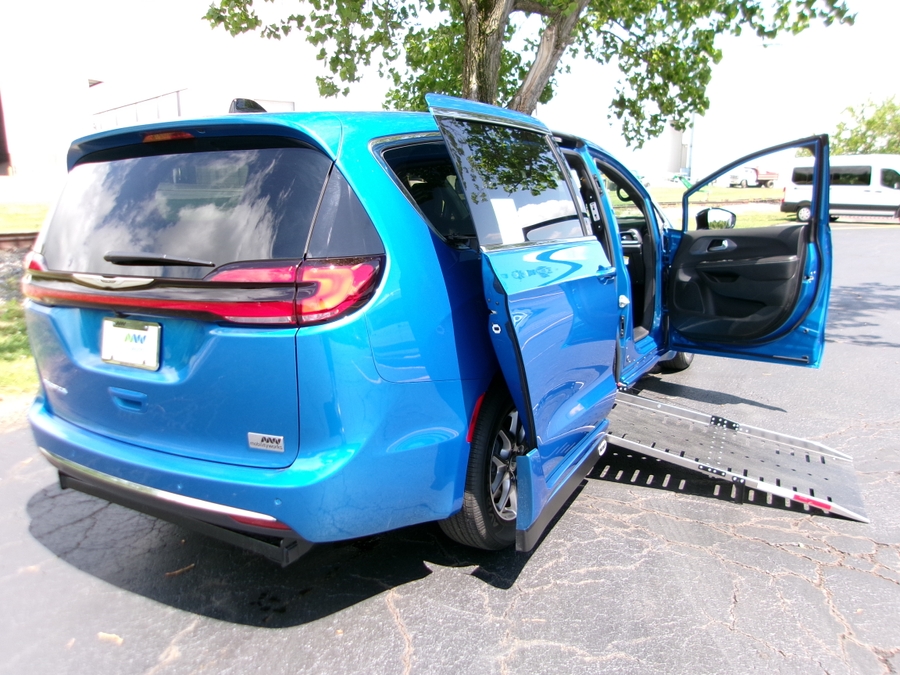 Blue Chrysler Pacifica image number 18
