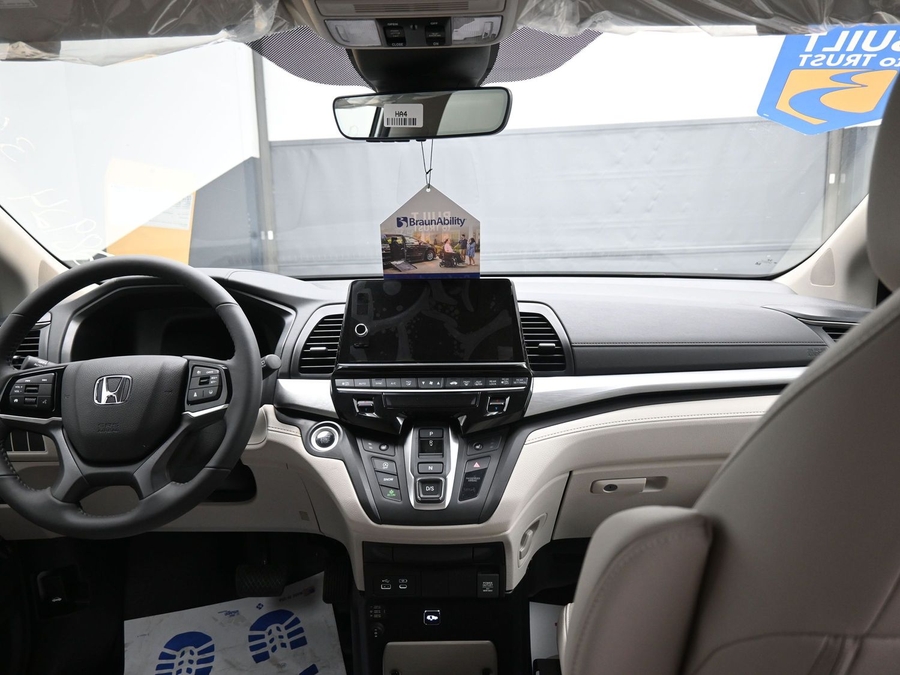White Honda Odyssey image number 12