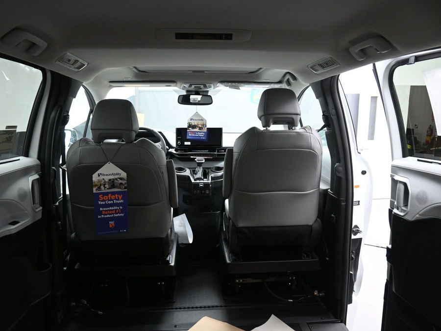 New 2026 Toyota Sienna Hybrid XLE Base - BraunAbility Side Entry Entry Fold Out Automatic Ramp