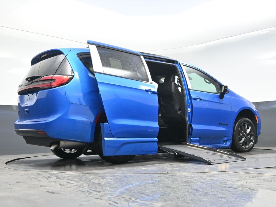 New 2026 Chrysler Pacifica Select Sport - BraunAbility Side Entry Entry Fold Out Automatic Ramp