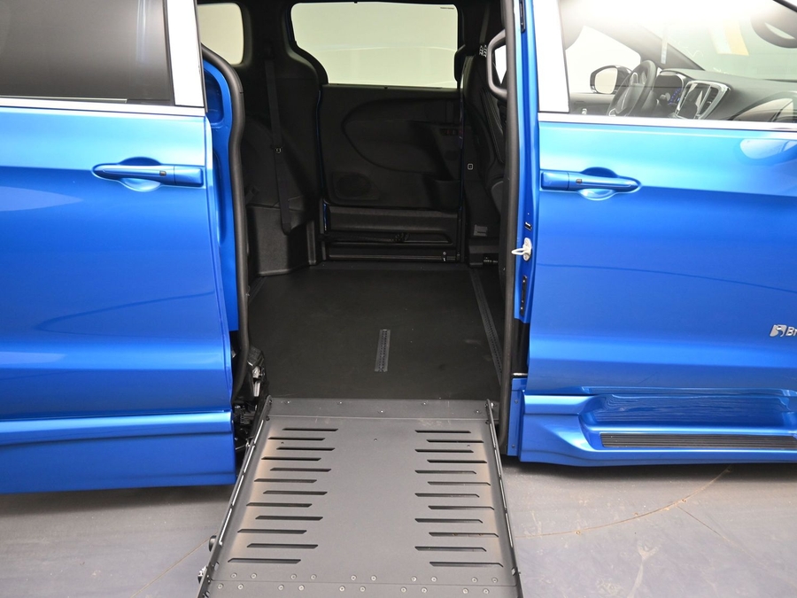 Blue Chrysler Pacifica image number 11