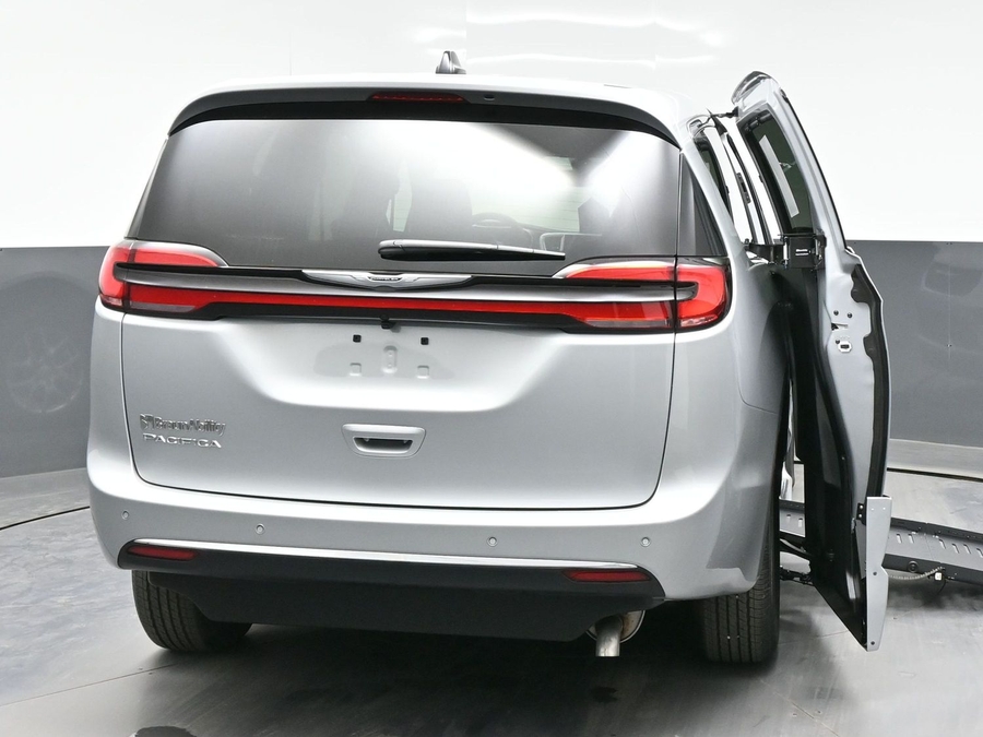Silver Chrysler Pacifica image number 3