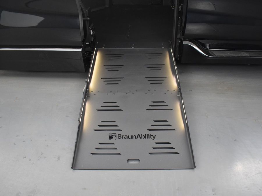 New 2025 Toyota Sienna Hybrid XLE Base - BraunAbility Side Entry Entry Fold Out Automatic Ramp