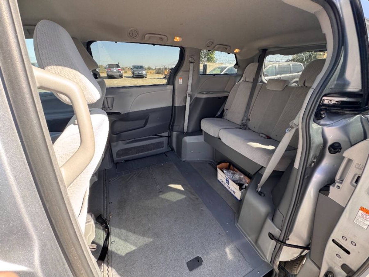 2017 TOYOTA SIENNA - Image 4