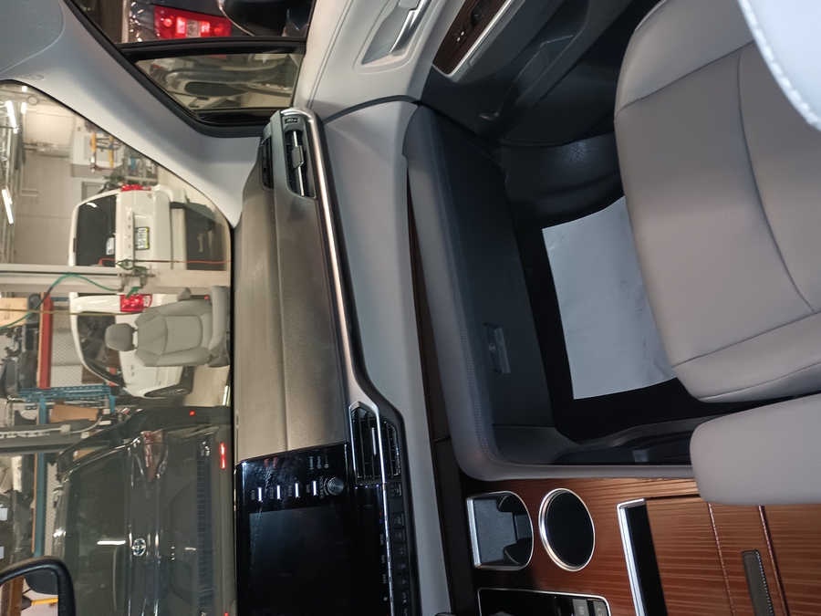 Blue Toyota Sienna image number 10