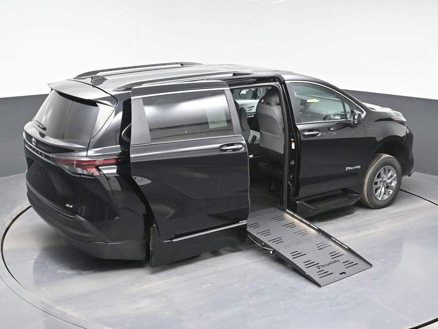 Black Toyota Sienna image number 25