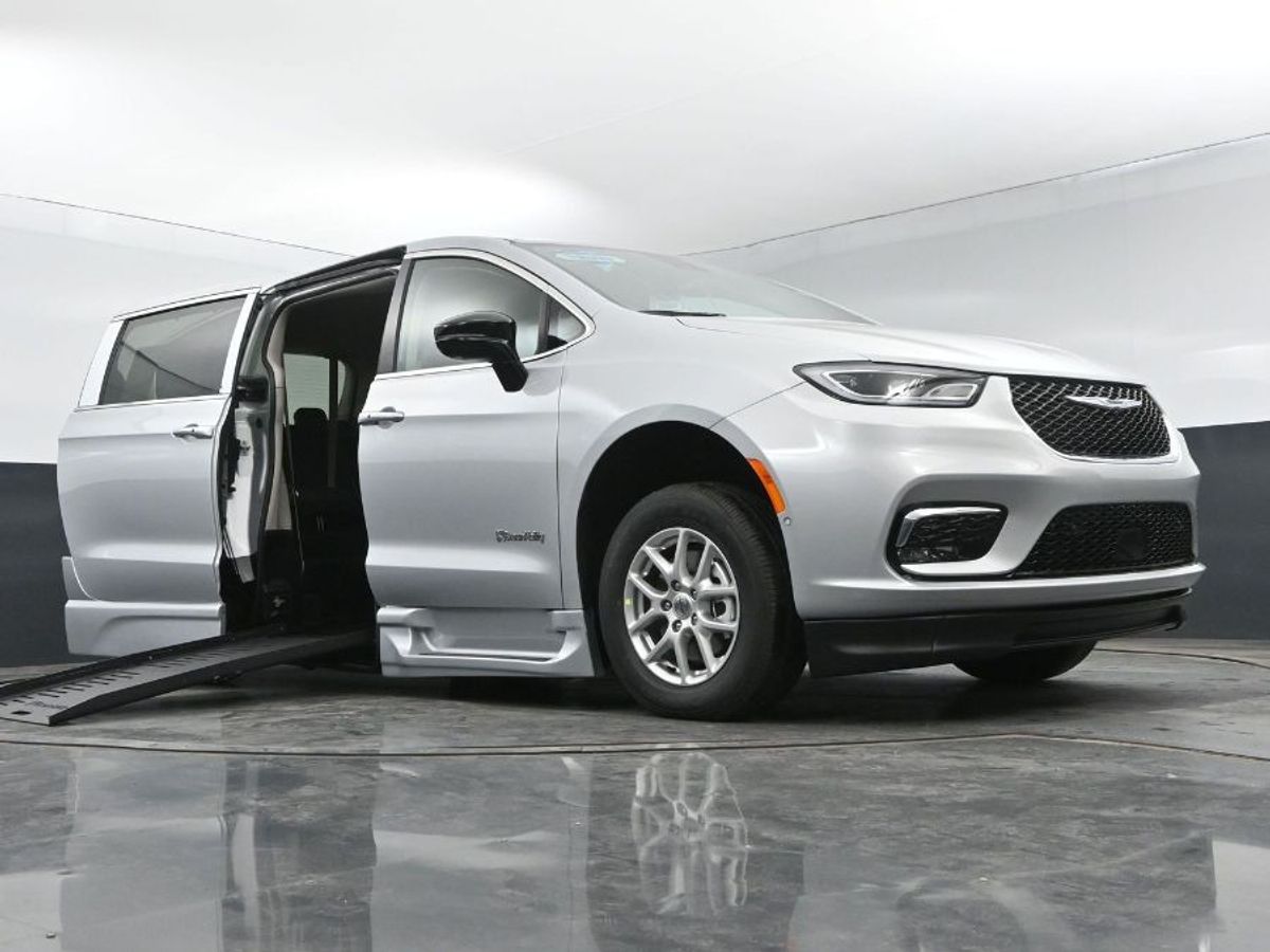 Silver Chrysler Pacifica image number 1