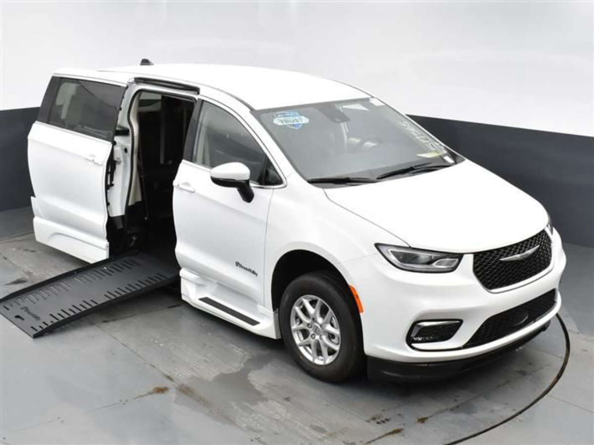 White Chrysler Pacifica image number 20