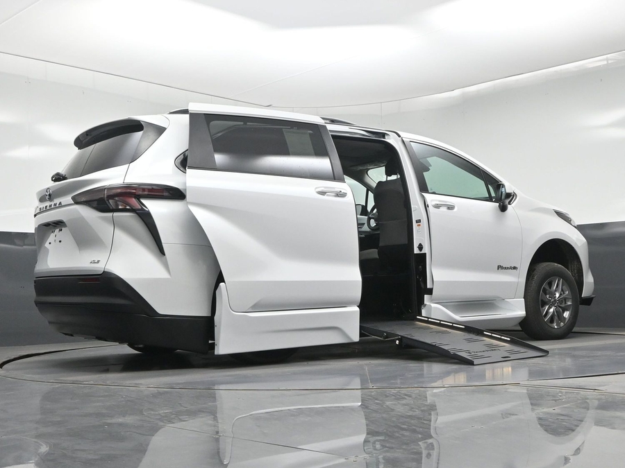 2026 Toyota Sienna XLE - Photo 24