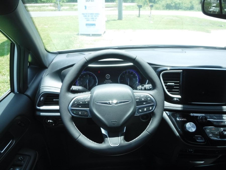 White Chrysler Pacifica image number 5