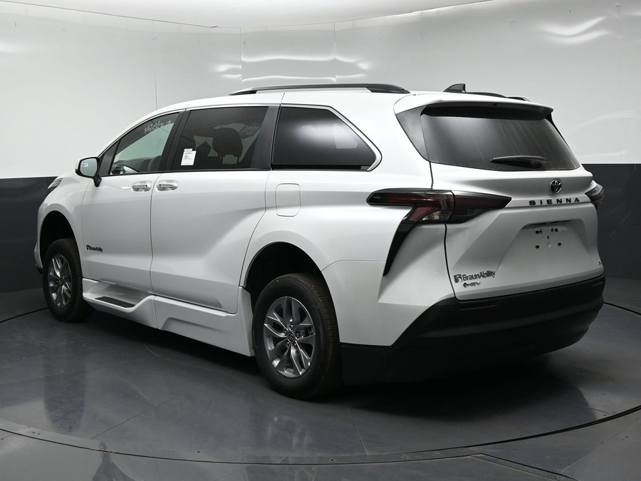 New 2026 Toyota Sienna Hybrid XLE Base - BraunAbility Side Entry Fold Out Automatic Ramp