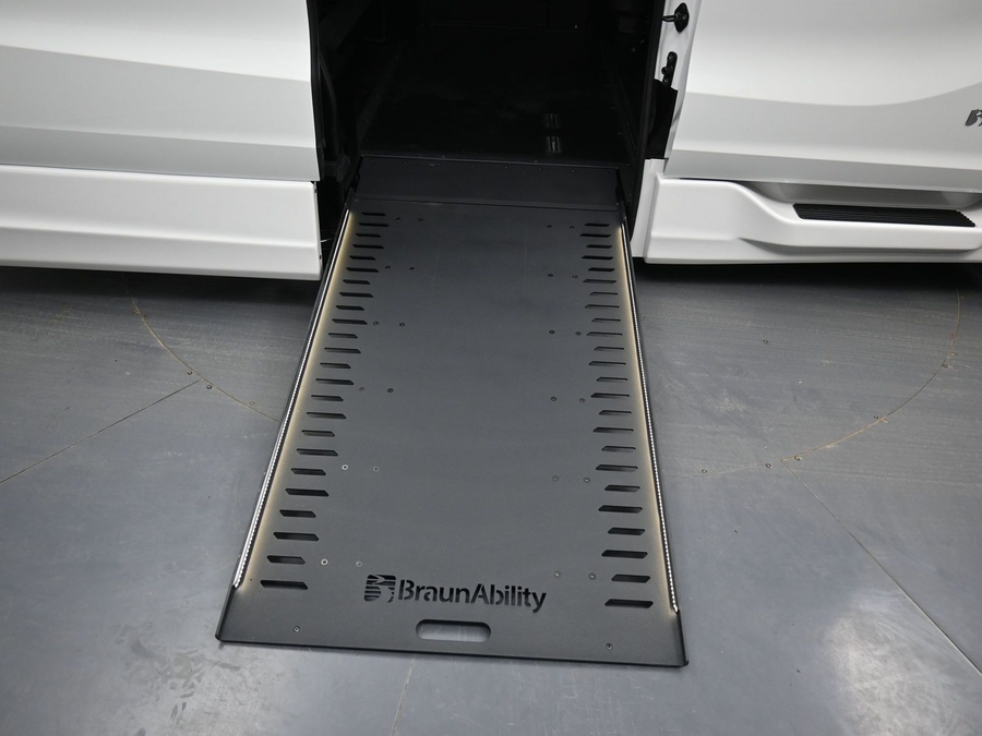 White Honda Odyssey image number 10