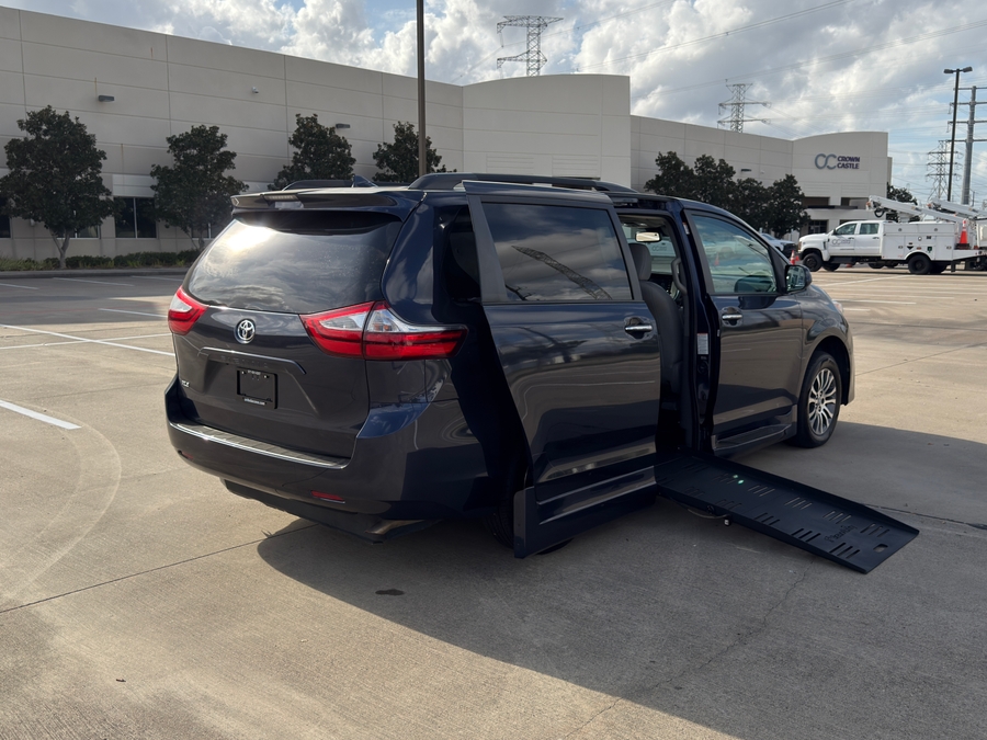 Used 2018 Toyota Sienna XLE Base - BraunAbility Side Entry Entry Fold Out Automatic Ramp