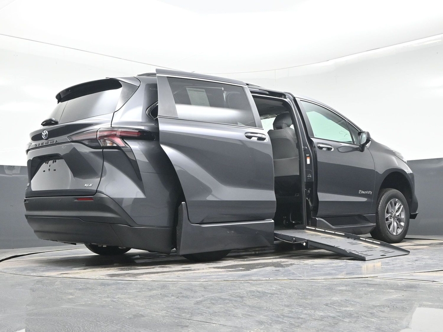 New 2025 Toyota Sienna Hybrid XLE Plus - BraunAbility Side Entry Entry Fold Out Automatic Ramp