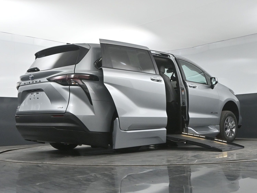 New 2025 Toyota Sienna Hybrid XLE Base - BraunAbility Side Entry Entry Fold Out Automatic Ramp