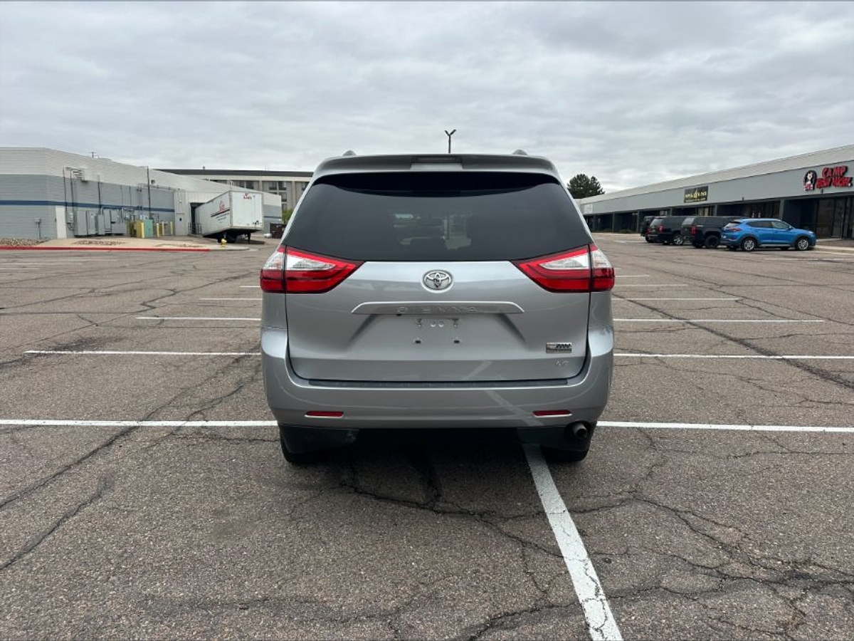2017 TOYOTA SIENNA - Image 11