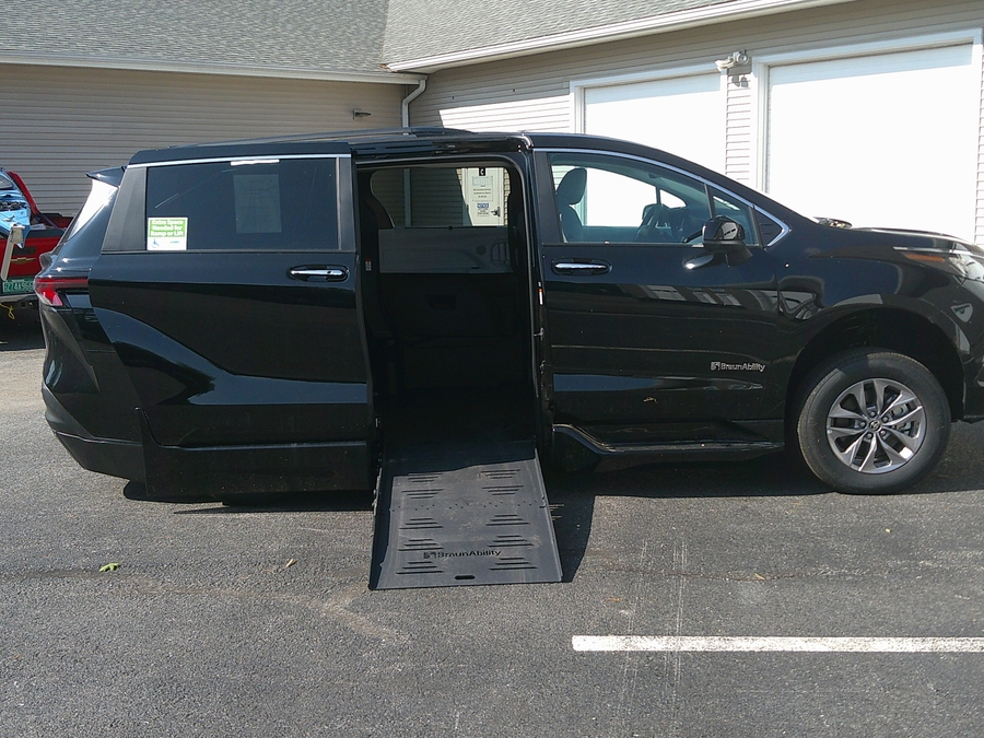 Black Toyota Sienna image number 7