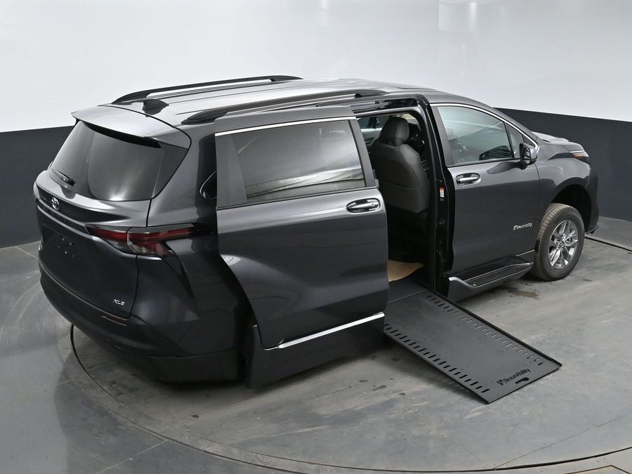 New 2025 Toyota Sienna Hybrid XLE Plus - BraunAbility Side Entry Entry In Floor Automatic Ramp