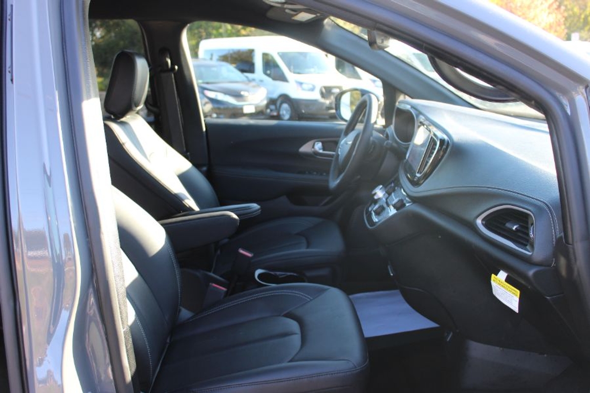 Grey Chrysler Pacifica image number 13