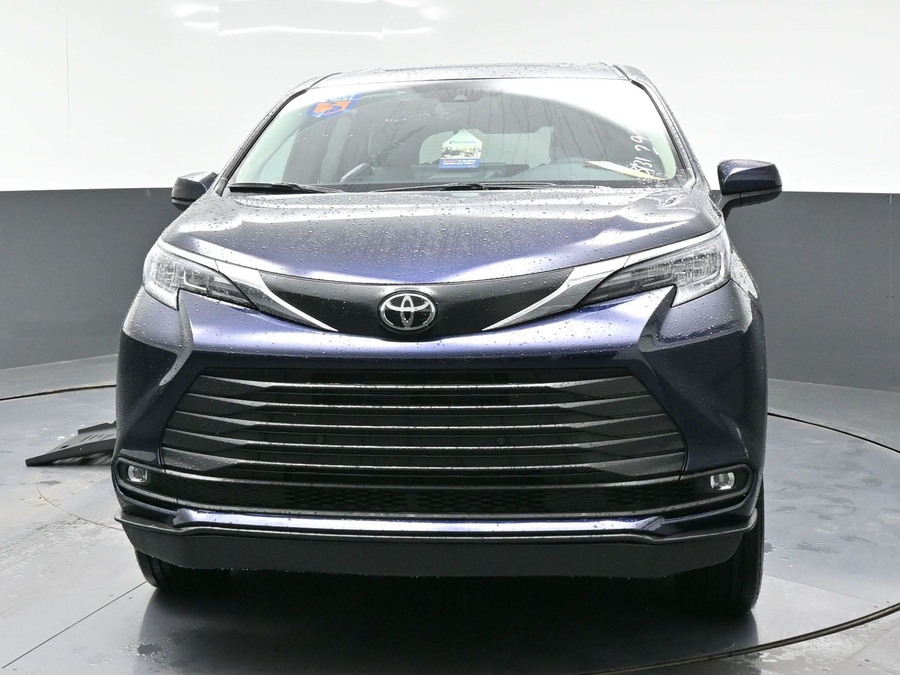 Blue Toyota Sienna image number 12