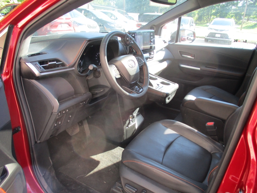 Red Toyota Sienna image number 4
