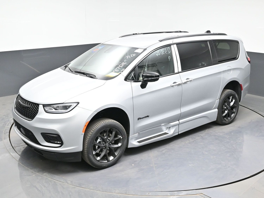New 2026 Chrysler Pacifica Select Sport - BraunAbility Side Entry In Floor Automatic Ramp