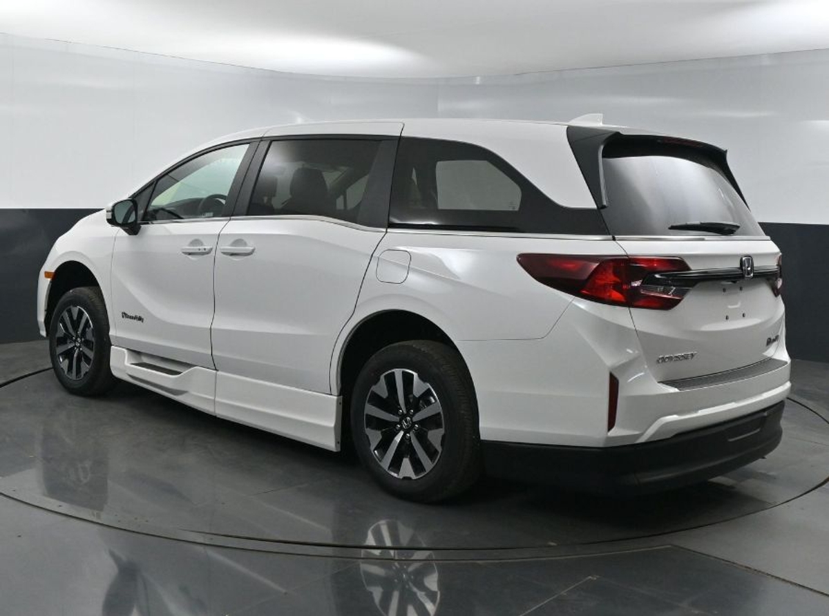 White Honda Odyssey image number 4