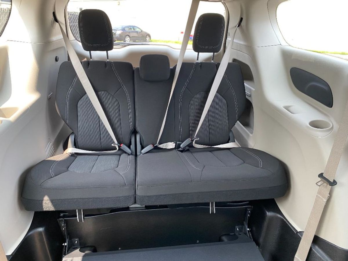 Silver Chrysler Voyager image number 15