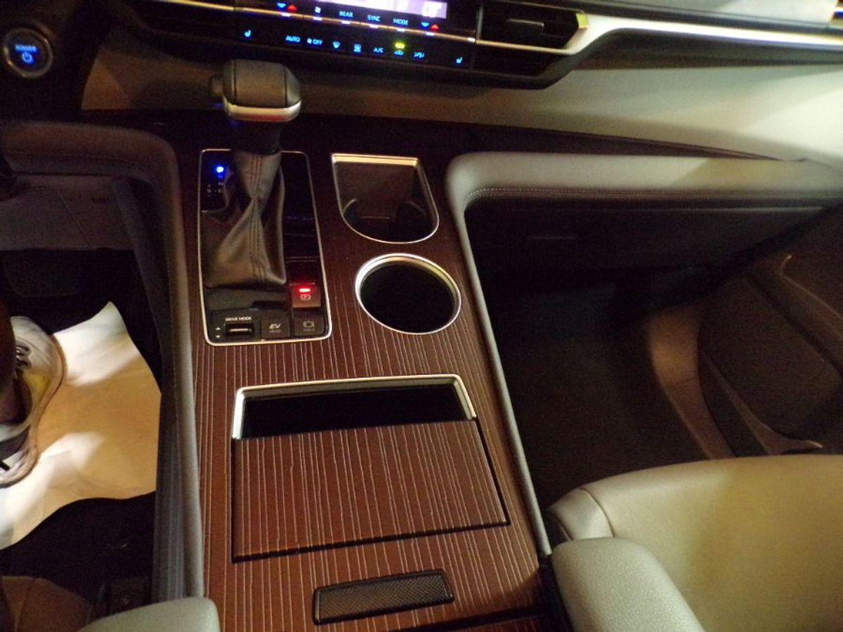 Silver Toyota Sienna image number 6