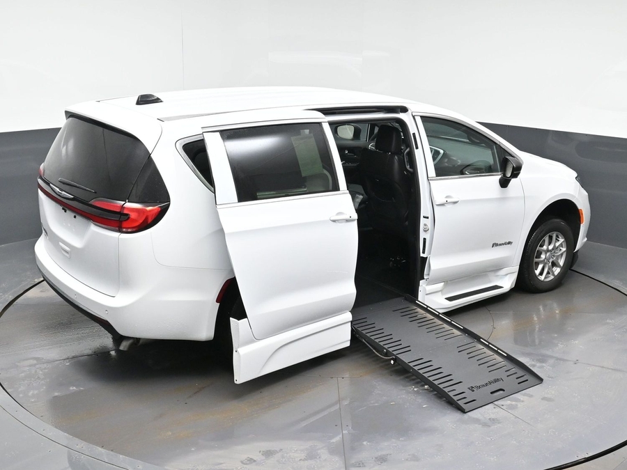 White Chrysler Pacifica image number 22