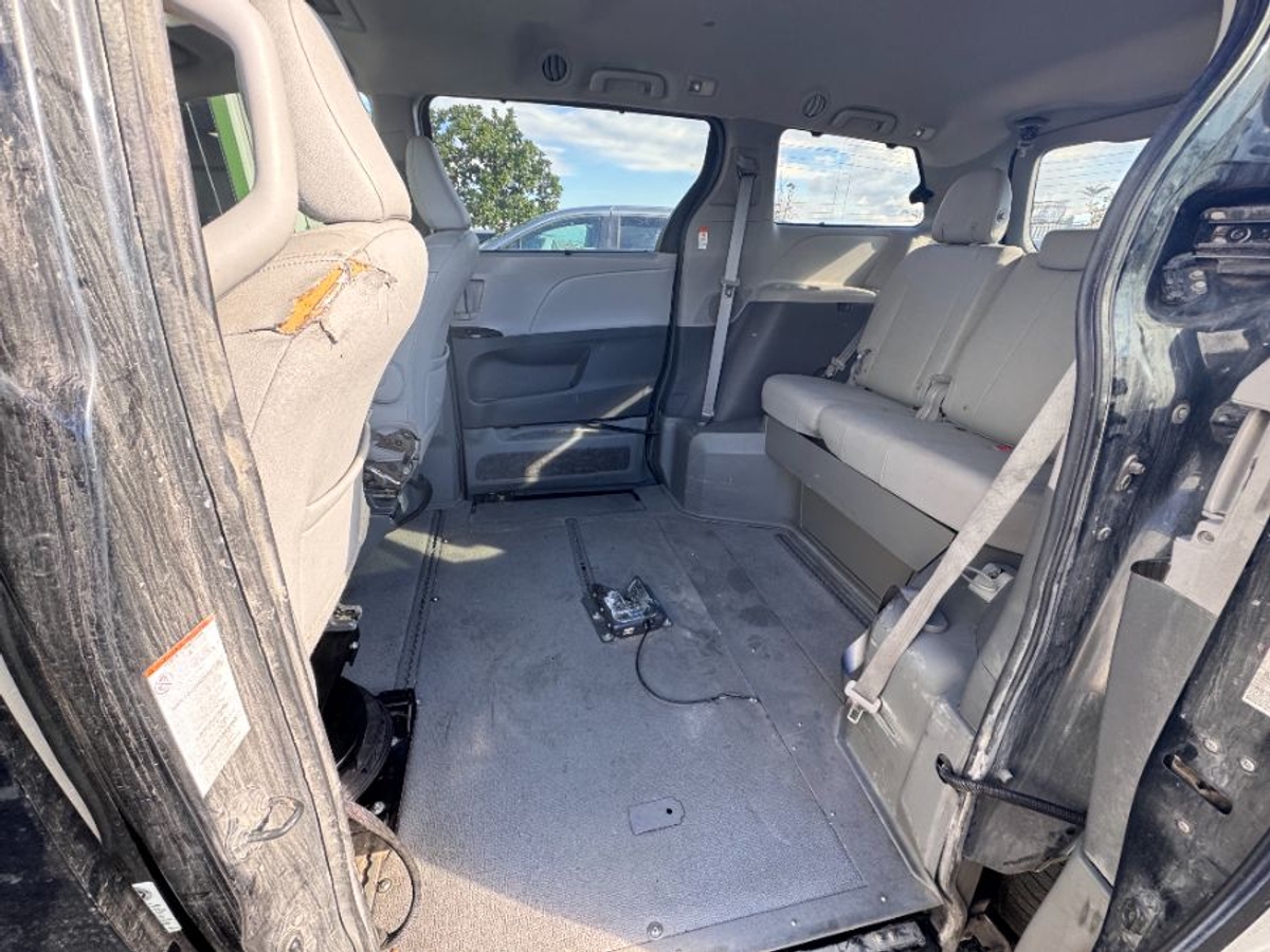 2017 TOYOTA SIENNA - Image 4