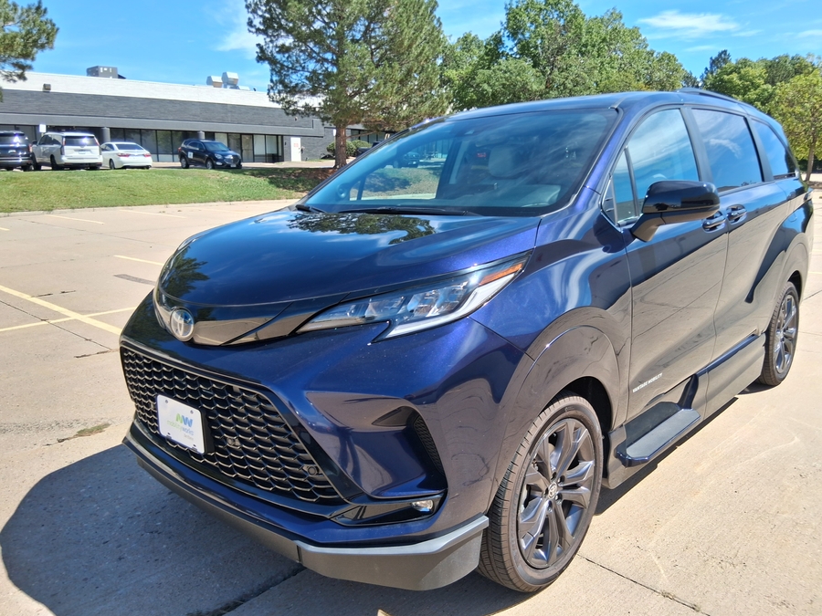 Blue Toyota Sienna image number 18