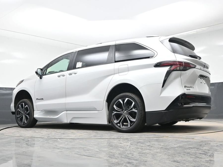 White Toyota Sienna image number 20