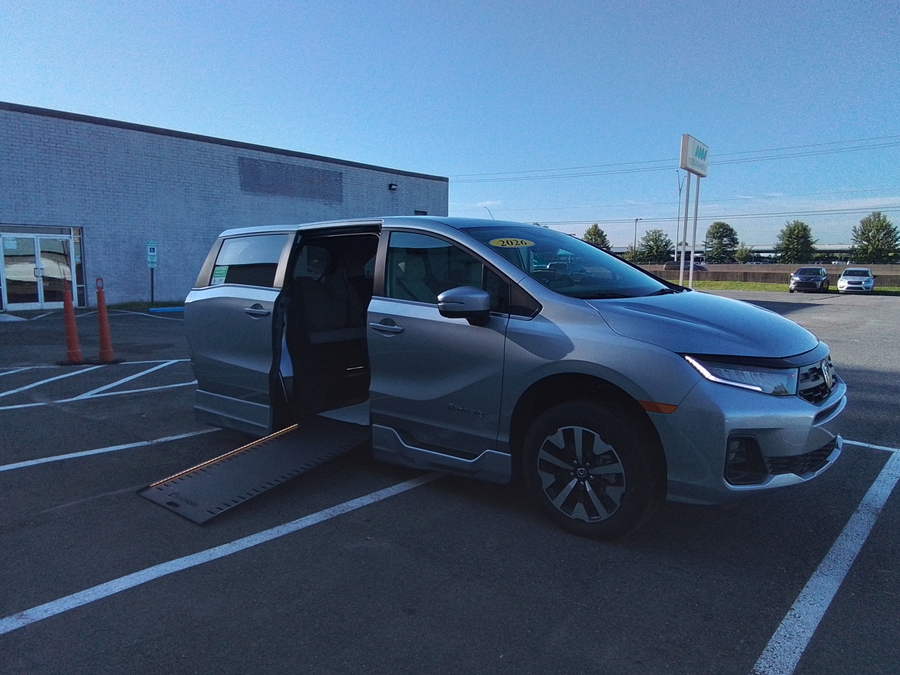 Silver Honda Odyssey image number 25