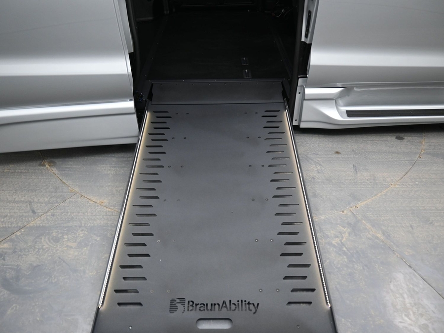 New 2026 Chrysler Pacifica Select Plus - BraunAbility Side Entry Entry In Floor Automatic Ramp