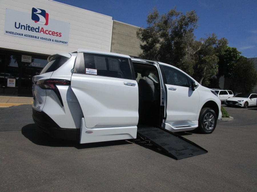 Used 2023 Toyota Sienna Hybrid XLE Plus - BraunAbility Side Entry Entry Fold Out Automatic Ramp