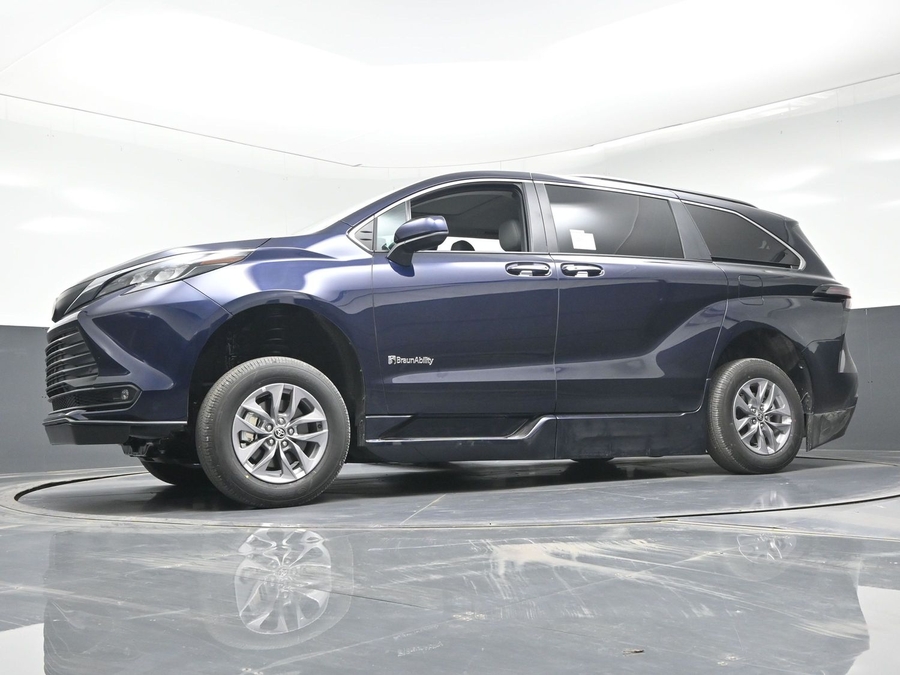 Blue Toyota Sienna image number 13