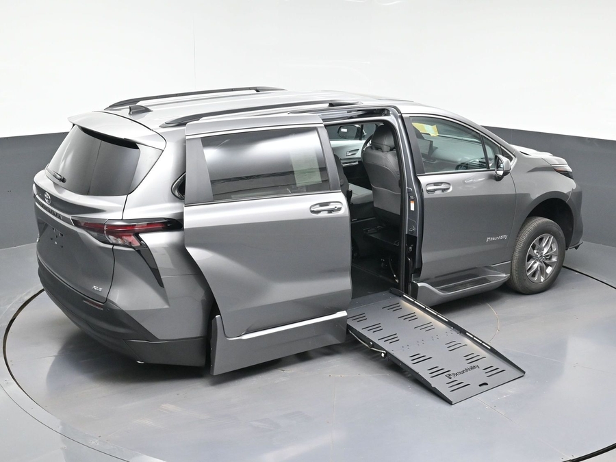 New 2026 Toyota Sienna Hybrid XLE Base - BraunAbility Side Entry Entry Fold Out Automatic Ramp