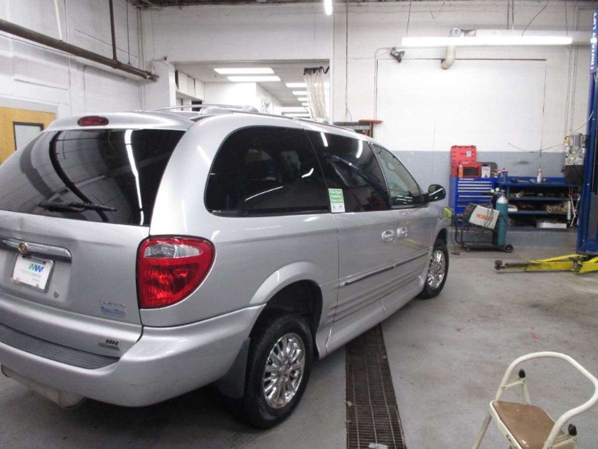 2003 CHRYSLER TOWN AND COUNTRY - Image 4