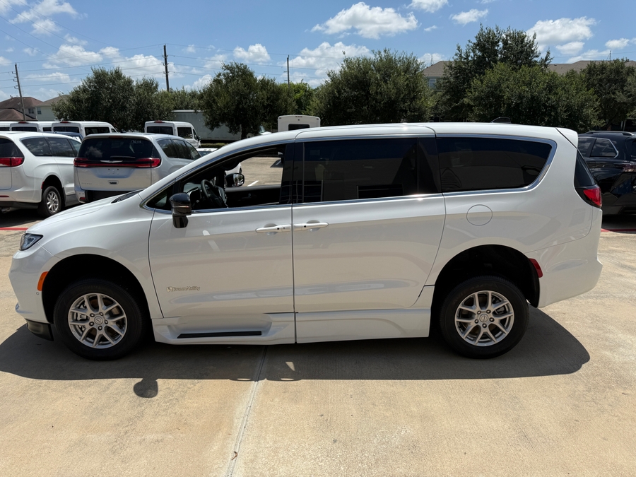 White Chrysler Pacifica image number 5